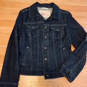 CLASSIC DENIM FITTED JACKET. LIMITED EDITION GAP.